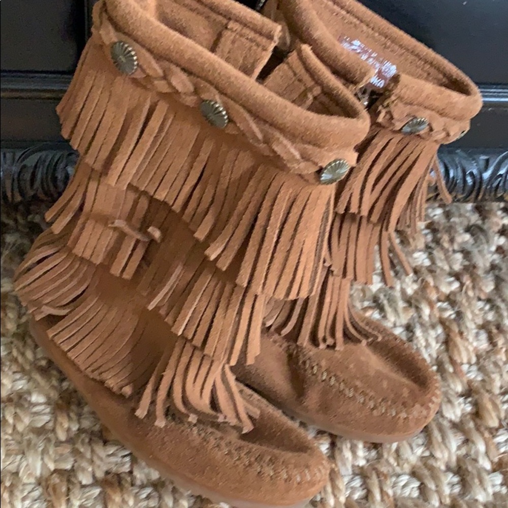 Minnetonka boots size 10
